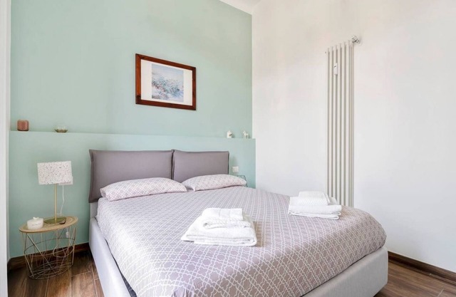 The apartment is located a few steps from the picturesque area of Isola