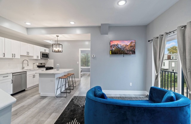 The Aqua Cove nCharming 2bd 2ba wRooftop Access. 10 min from Downtown Philly