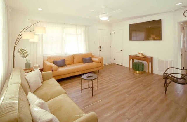 The Arbor: Cute Modern Home + Ideal Location!