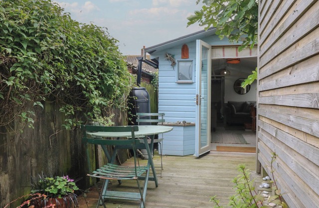 THE ARTIST'S CABIN BY THE SEA, pet friendly in Herne Bay