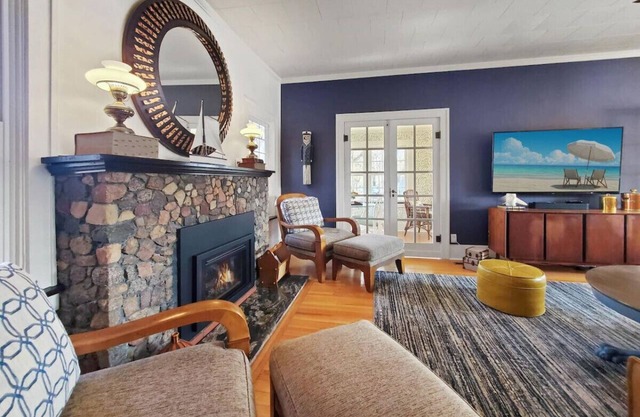 The Artsy Tartsy Cottage off West Lake Okoboji