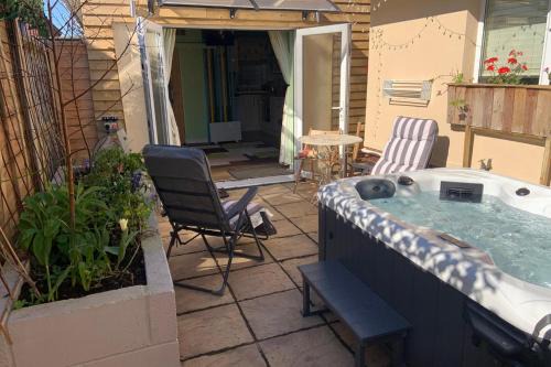 The Barn Seaside Studio - Sleeps 2 & Hot Tub