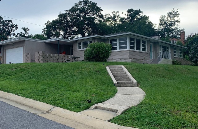 The Bayou House in East Hill 15 minutes to Pensacola Beach