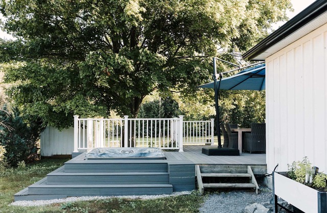 The Beachside Burrow - Next to Sandbanks w Hot Tub