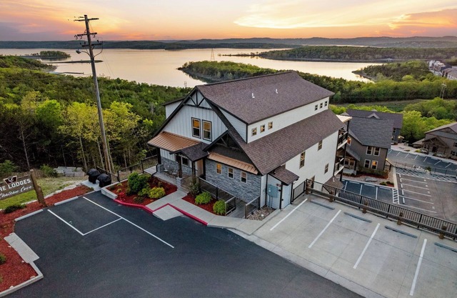The Best Lake Views-3 Decks-2 Game Rooms -Full Theater Room-$400 of Daily Free Tickets