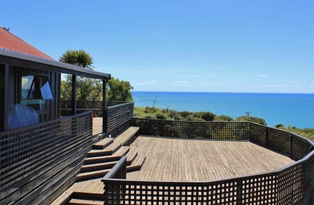 "The Best Ocean Views in Raglan” at "The Big Deck" Whale Bay - Pet-Friendly!