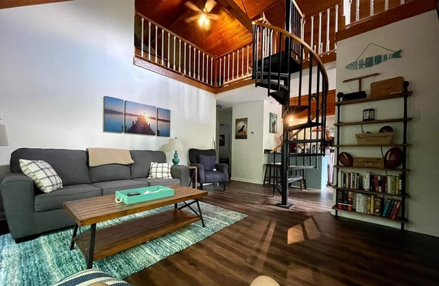 The Black Dog Cabin - Your Convenient Lake Gaston, Pet-Friendly Retreat