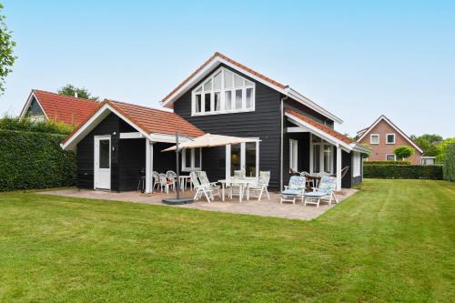 The Black House - Luxurious Holiday Villa Zeewolde
