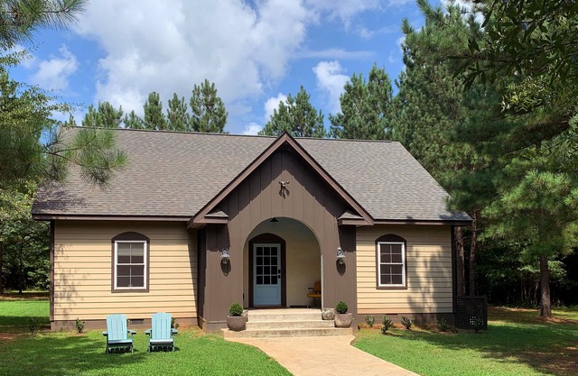 The Blue Door 10 min to TIEC 2BR 2BA House Private Modern Clean Quiet 7 acres
