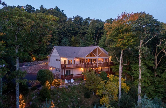 The Boulders - 1 mi from Parkway, Hot Tub, 50-Mile Views, Pool Table, Wet Bar