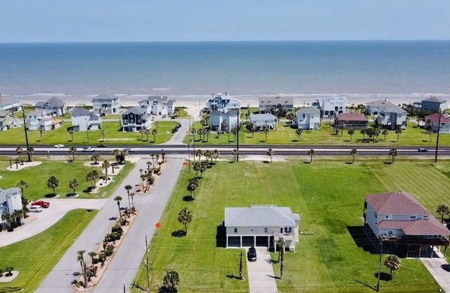 The breezy House – 5 minute stroll to the beach.