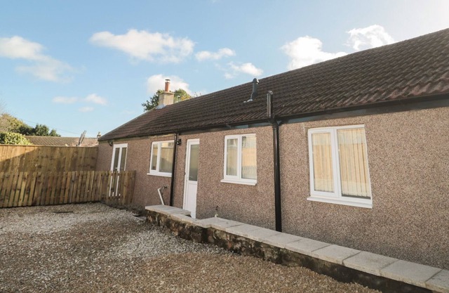 THE BUNGALOW, pet friendly, with a garden in Longframlington