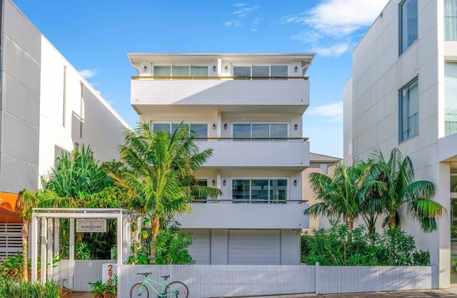 The Bungalows Queen 7