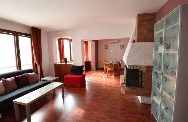 The Burgundy Big Families and Friends Apartment - central location