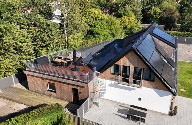The Butterfly - Elegant Odense Retreat with Rooftop Views & Room for 7