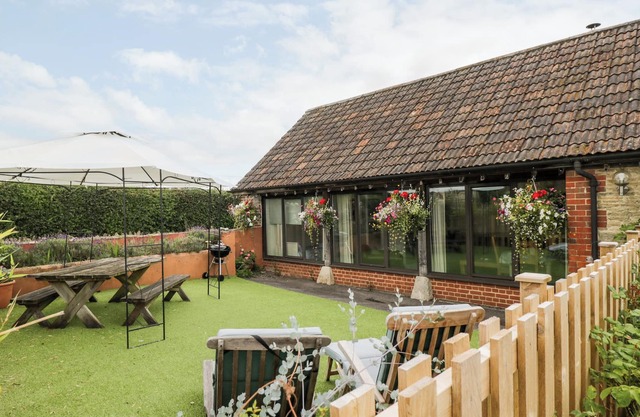 THE BYRE, pet friendly, with open fire in Christian Malford