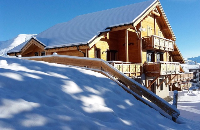 THE CHALET KRISSYANN - 100M SKIING - SOUTH FACING - 14 PEOPLE - 140 M2