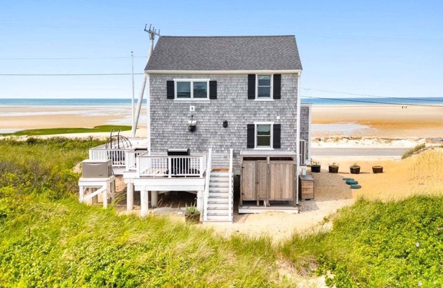 The Cabana: 053-D Eclectic Beachfront Retreat on Chapin Beach