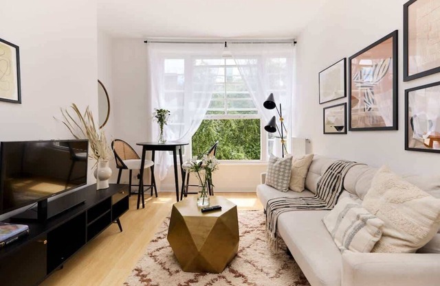 The Camden Hideout - Modish and Bright 2BDR Flat