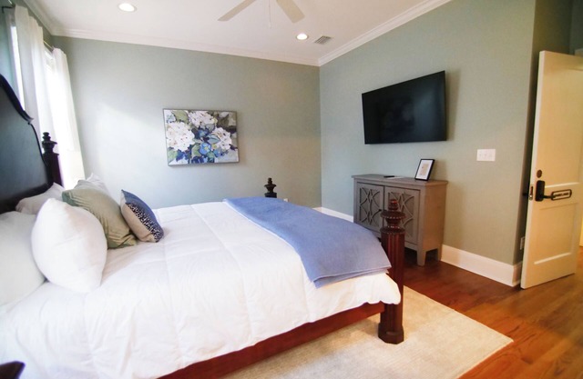 The Capitol Inn - Parkland Room - King bed, PARKLAND KING ROOM