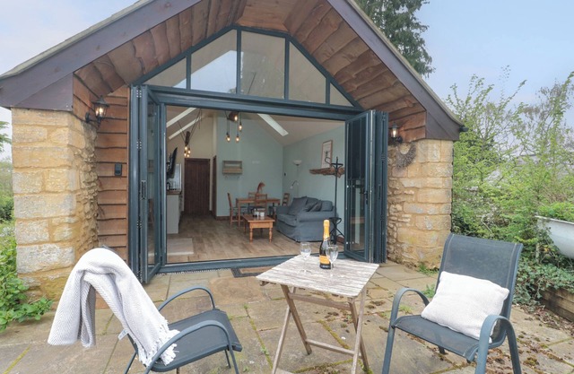 THE CART SHED, with open fire in Yeovil, Somerset