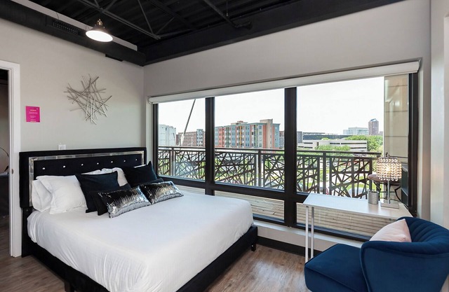 The Cartier Lux DT Apt w/Skyline View