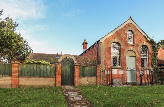 THE CHAPEL, pet friendly, with open fire in Northwood, Isle Of Wight