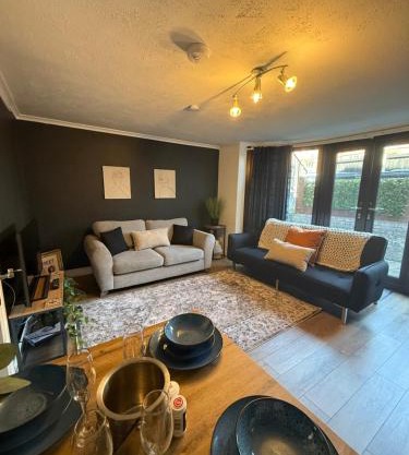 The Chapel - Worcester City - FREE Parking, WI-FI, Toiletries - TVs in rooms - Stocked kitchen - Entire Apart - Self Check-In - Outside Space