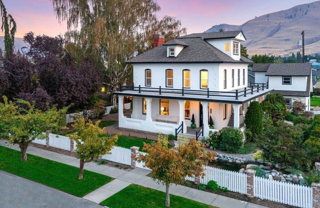 The Chelan Chateau 1 blk to lake/shops/food/wine/private sauna/media & game room