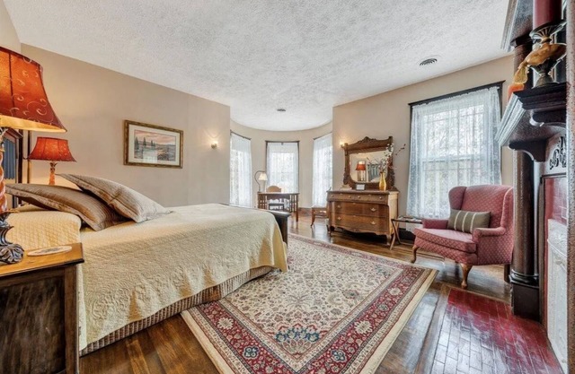 The Chessie, Relaxing 4-bedroom Bed & Breakfast in Historic Alderson, WV, with AC, WiFi