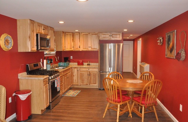 "The Chick-Inn" at Wiener Dog Barn Apt Near Attractions