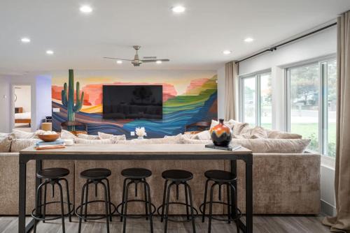 The Claremont - Chic Luxe Putting Green & Pool