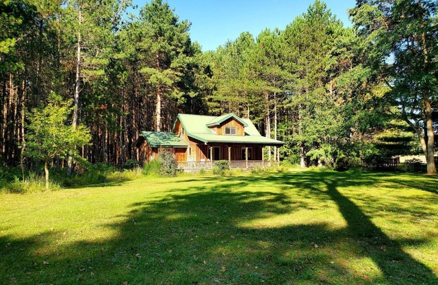 The Classic Cottage - Only one mile from the dunes!