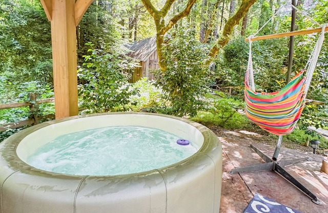 The Coastal Redwood Cabin - Peaceful, serene, with private creek! Dog OK!