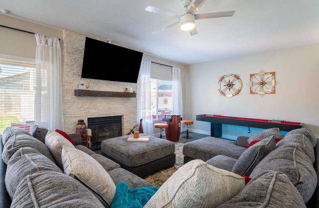 The Copper House (5-Bedroom Home) with Pool - Pets Allowed by RedAwning