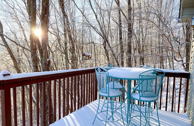 The Cottage at Coffey-7 min to Skiing, Cozy Fireplace, Expansive Mountain Views