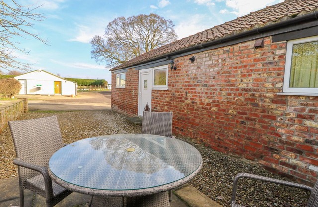 THE COTTAGE AT MANOR FARM, romantic, with a garden in York