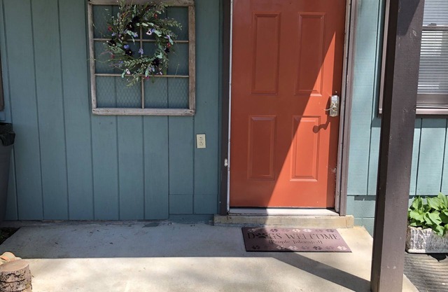 The Cottage at Sunset View Estate. Close to rafting, hiking, Dollywood 30 mins.