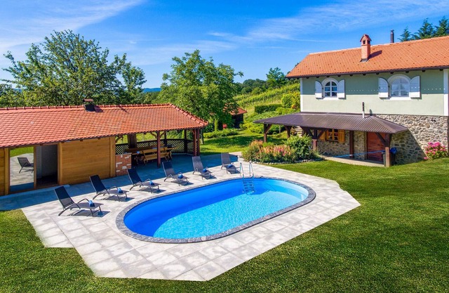 The cottage is located in nature, surrounded by vineyards, fruit trees, ornamental plants and other