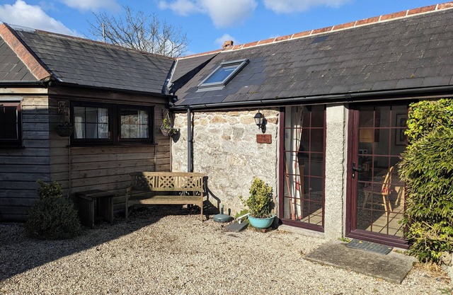 THE COTTAGE, LITTLE TREMBROATH, romantic, with a garden in Stithians