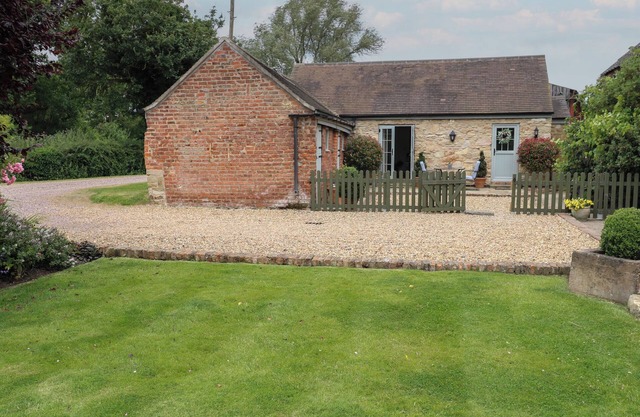 THE COW SHED AT PEAR TREE FARM, pet friendly in Sykehouse