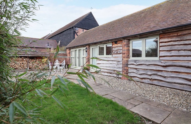 THE COW SHED, pet friendly, with a garden in Bridgnorth