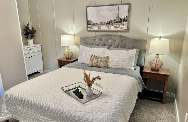 The Cozy Edge - 2br Home with warm fireplace!