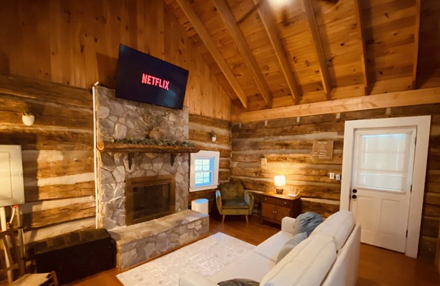 The Creekside Cabin - Hot-Tub