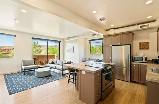 The Crescent Moon - 2 bed 2 bath Suite W/Red Rock Views