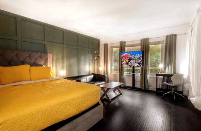 The Crest Haven, Arcades, Game Room, Spacious Backyard, Parking, AC, TV Bedrooms