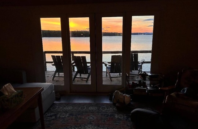 The Crooked Nook 2-bedroom waterfront cabin in brilliant Rockwood with WiFi