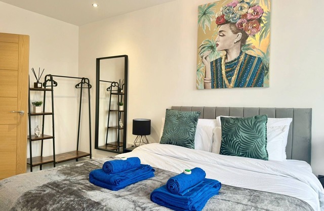 The Crown View - Luxury Apt | FREE Parking Nearby