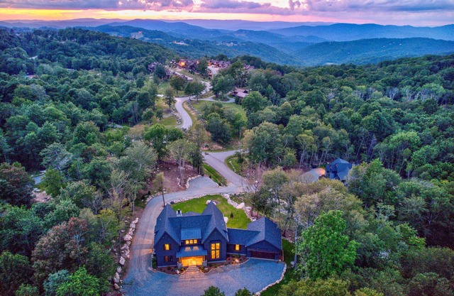 The Dark Knight at Eagles Nest - hot tub - billiards- outdoor fireplace