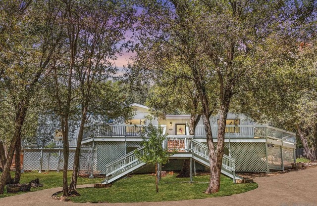 "The Deer Bungalow" Pine Hills Large Custom Home in Julian that is Pet Friendly